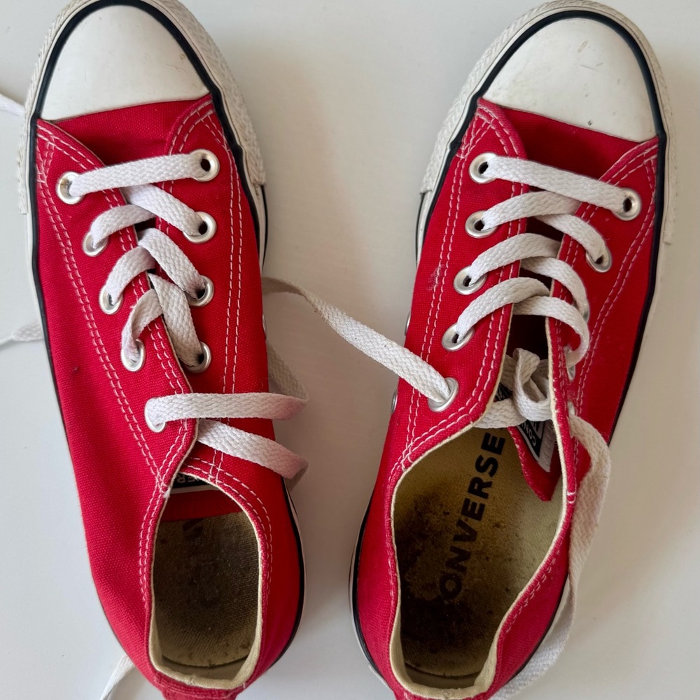 Classic Red Converse Chuck Taylor Low Tops – Women’s Size 6